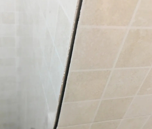 郴州市瓷砖空鼓维修公司分享阳台瓷砖脱落的修复过程可以分为以下几个步骤