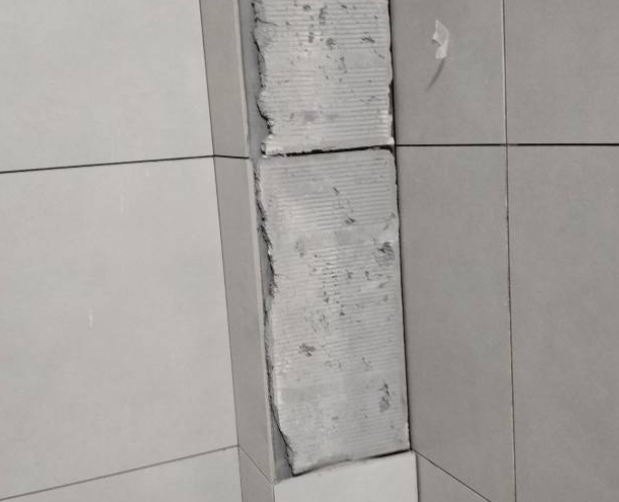 郴州市瓷砖空鼓维修公司分享下瓷砖施工前基层浇水润湿程度不足，可能导致以下问题