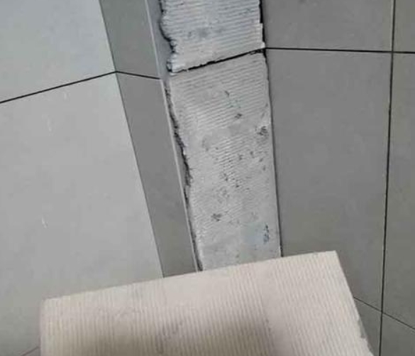 郴州市瓷砖空鼓维修公司分享下厨房瓷砖脱落的补救措施。